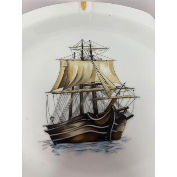 VINTAGE Ashtray Hand-Painted, WHITE CERAMIC, GOLD TRIM SAILIN - Picture 3 of 9